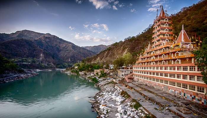 La vue incroyable de fleuve Ganda en Rishikesh