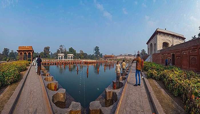 Shalimar Bagh in Srinagar