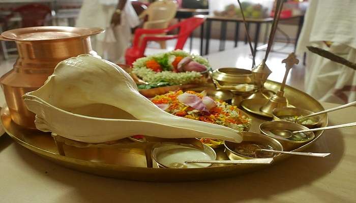 Beautifully adorned deities during Shringara Darshan.