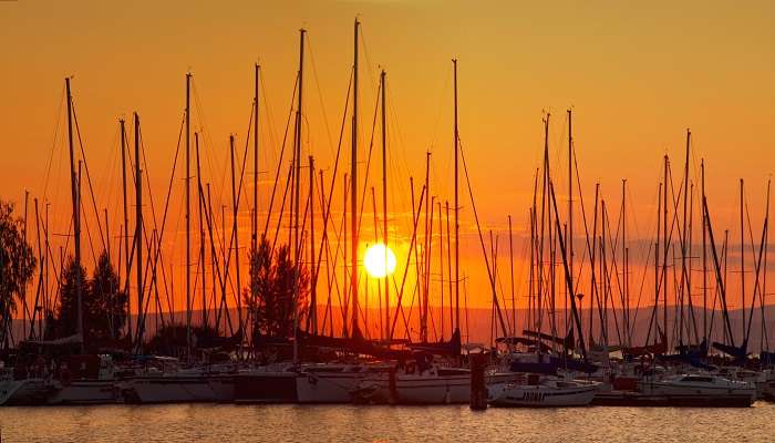 Siofok: la vue magnifique de Coucher de soleil sur la marina