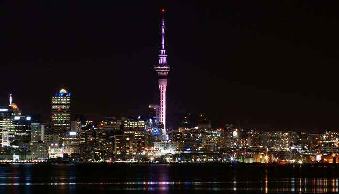 La vue nocturne de Sky- Tower,