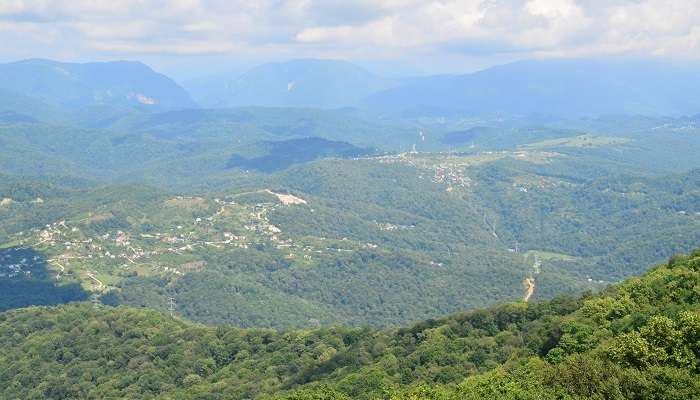 La vue incroyable de montagne de Sotchi