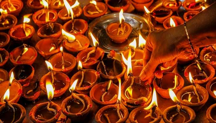 Learns the rituals of Dev Deepawali Puja Vidhi