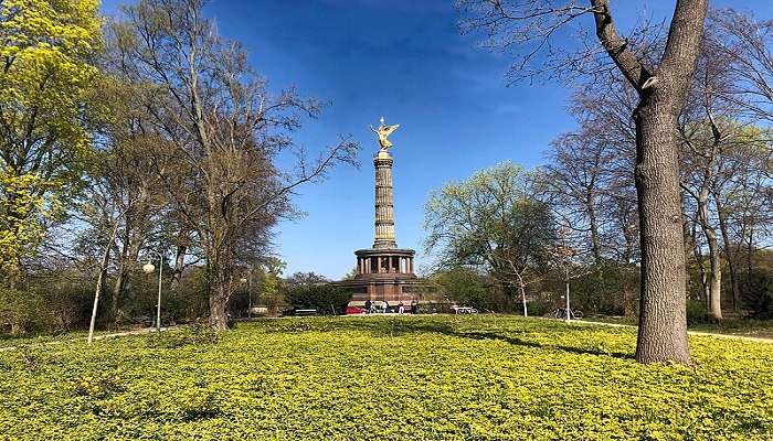 Enjoy the pleasing ambience near the Column of Victory Berlin. 