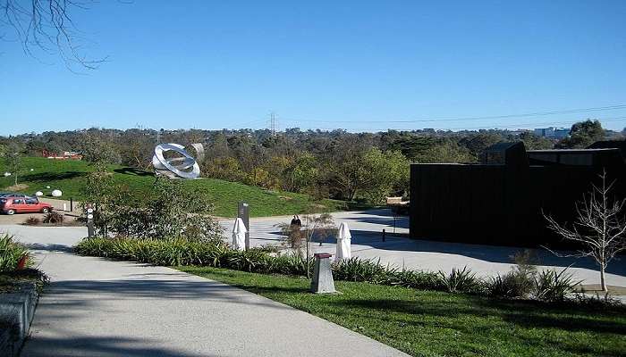 Reach Heide Museum of Modern Art via bus or a car ride on the freeway