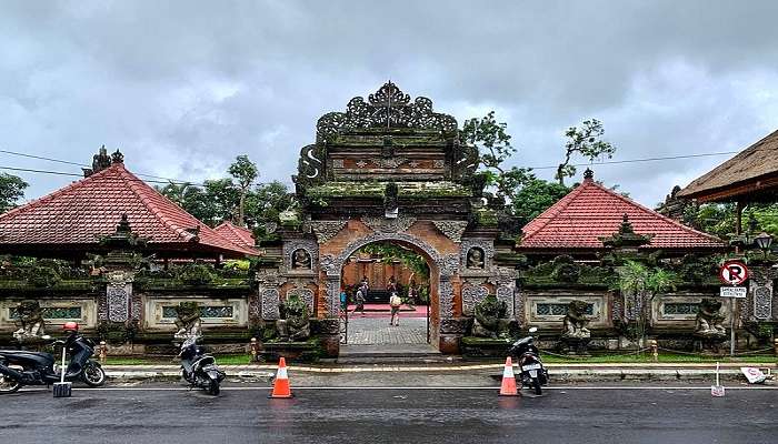 Enjoy the Jalan Hanoman view from palace of the Ubud