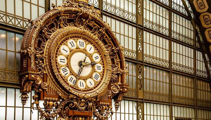 Click pictures with a backdrop of the huge clocks.