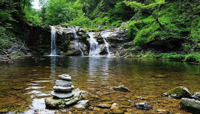 There are several amazing waterfalls in Munsiyari that you can check out