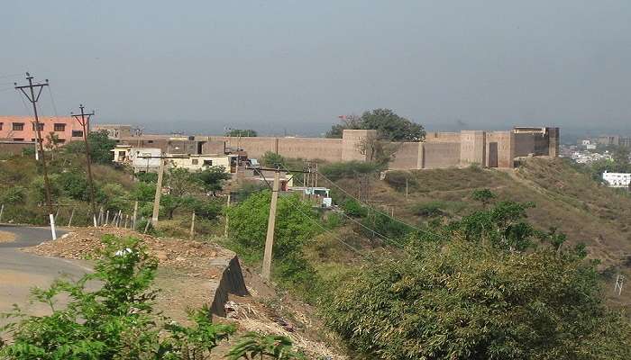 View of bahu fort from the road.