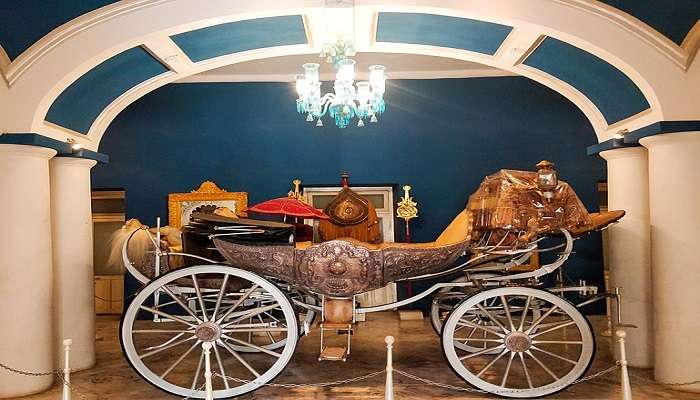 An antique cart in Jai Vilas Museum