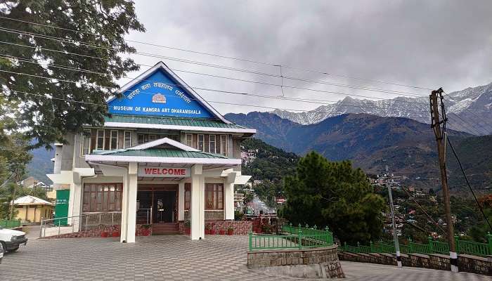 The building combines Himachali architectural designs with modern ones 