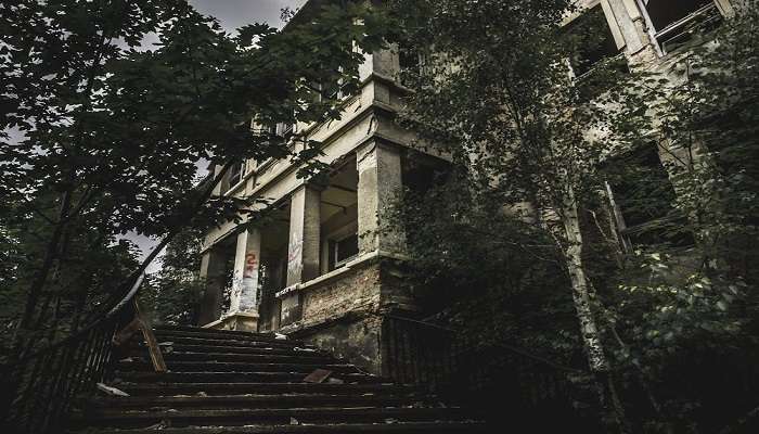 Avad Palace is a historical palace in the top 10 Haunted places in Gujarat