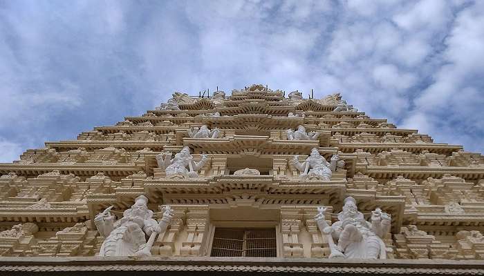 Immersing into the beauty of the Temple 