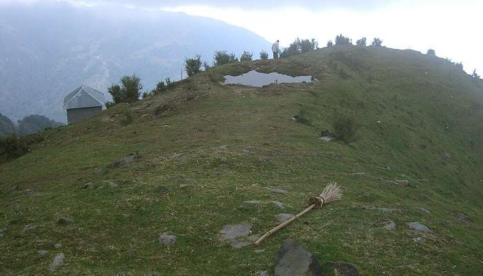 Paragliders soaring above Bir Billing near boh valley.