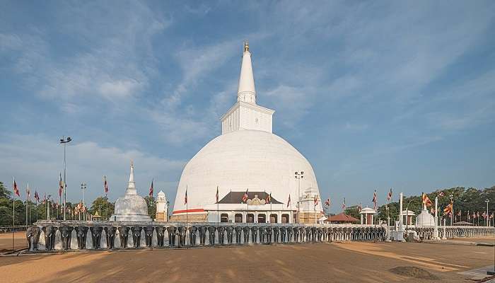 The wonderful Ruwanweli Seya near Lovamahapaya