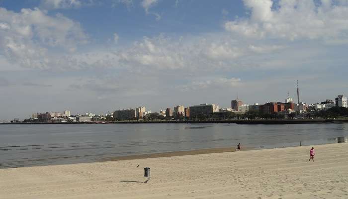 Explore the surroundings of Chowpatty Beach in Mumbai 