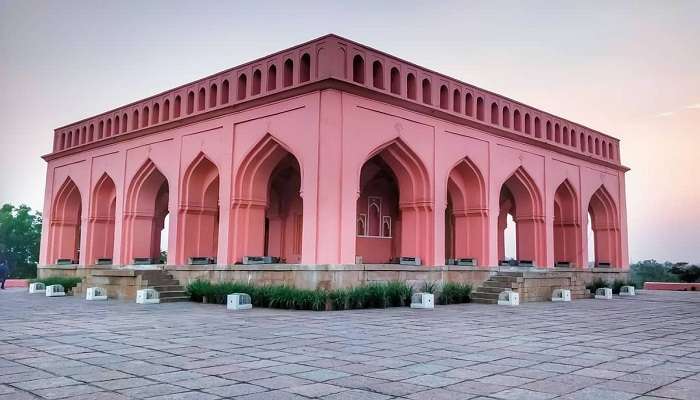 Explore the pavilion of taramati baradari.