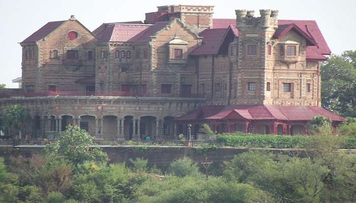 Exterior view of Hari Niwas Palace Hotel at Jammu near the amar mahal museum.