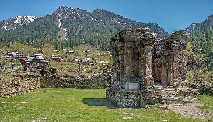 There are two prominent sites to visit near the Habba Khatoon Peak