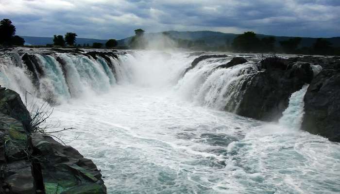 Visit The Hongenakkal Falls near the Theerthamalai temple 