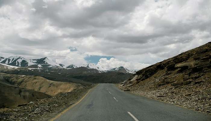 Zojila pass by the road