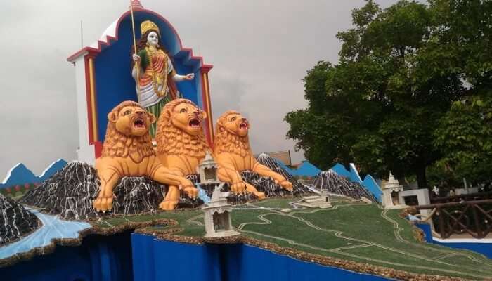 The temple has twelve holy duplicates of the Jyotirlingas