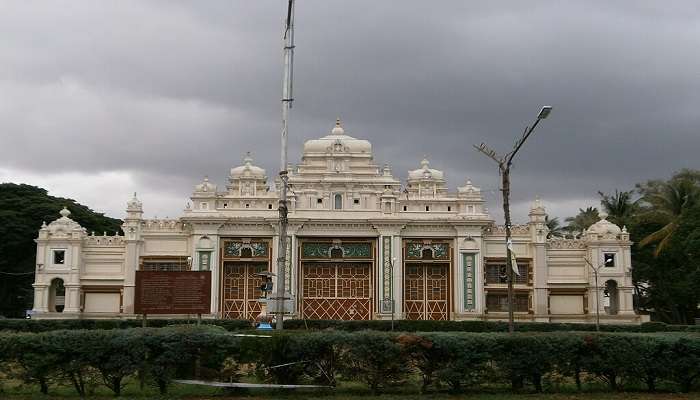 A stunning view of Jaganmohana Palace, one of the best places to visit near Chamundeshwari temple.