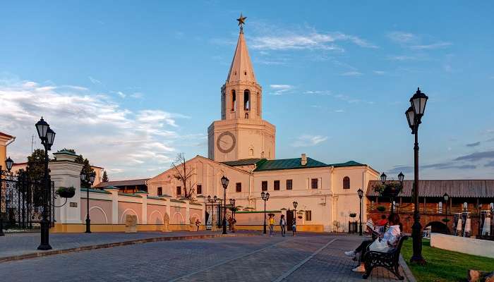 La vue de Kremlin Spasskaya tower de Kazan