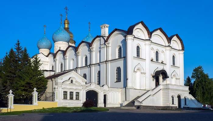 Explorez la Cathedrale de l'Annociation, c'est l'une des meilleur des endroits à visiter à Kazan