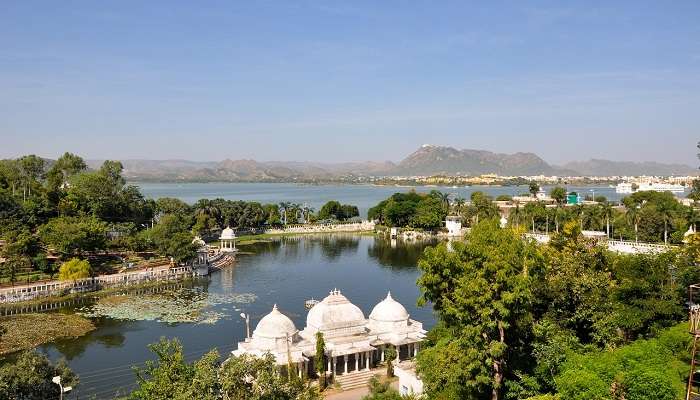 explore Lake Pichola.