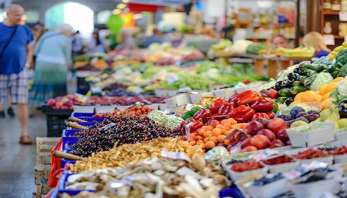 Visiter Le marché de fruits et légumes du jeudi