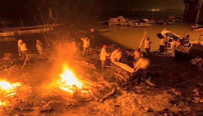 People are cremiting in Nimtala ghat