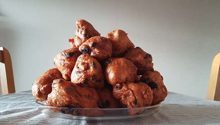 Oliebollen servi dans l’assiette