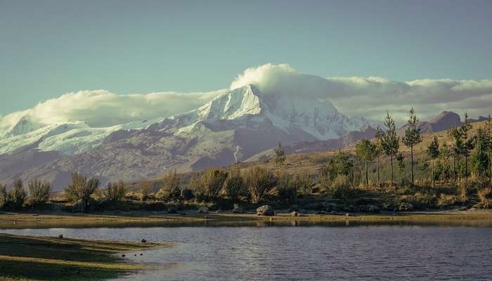 a stunning perur lake.