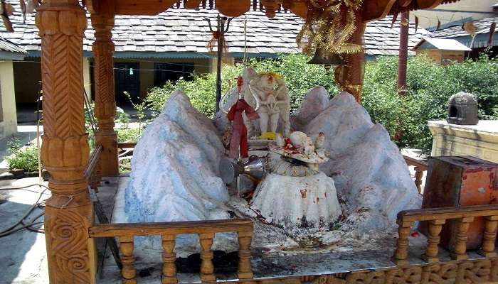  Picture of Old Raghunath Temple in Kullu shawl factory. 