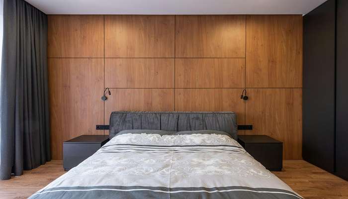 A double bed in a room in a hotel in Yelahanka