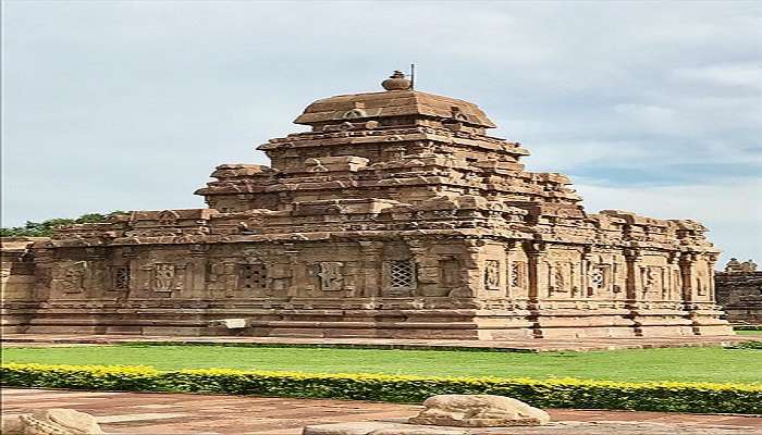 One of the ancient temples is Tamil Nadu is Sangameswarar Temple which is  one of the best places to visit near erode