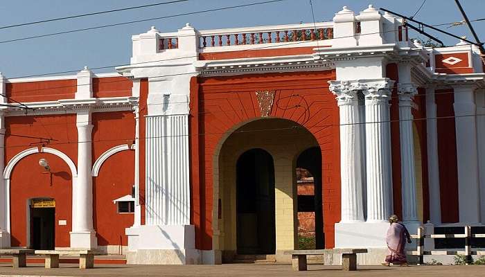 Taking a glance at one of the nation’s oldest railway stations is the first thing to do in Royapuram. 