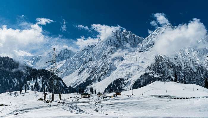 The breath-taking Thajiwas Glacier 