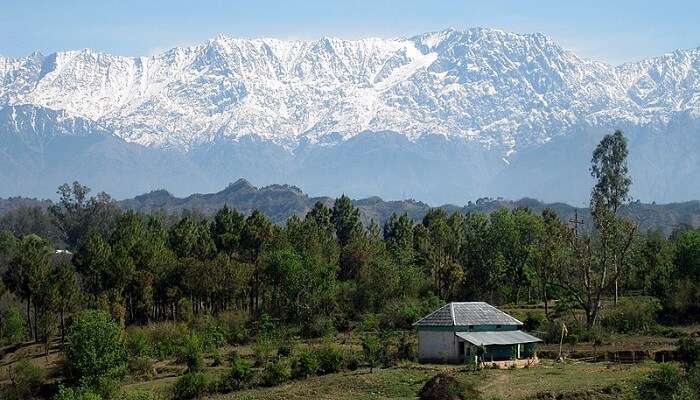 This makes the Dhauladhar Ranges famous because the treks