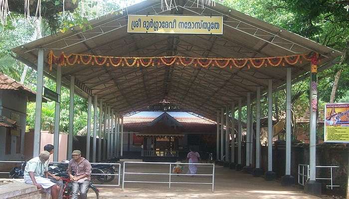 Pray at the Thrikkavu Temple in Ponnani