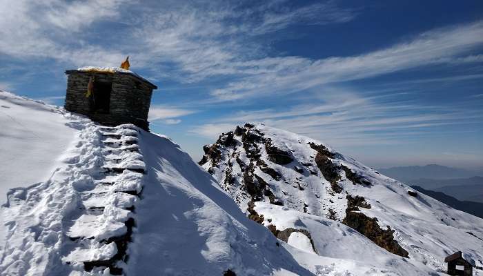 The scenic trekking route to Tungnath temple in Chopta, Uttarakhand 