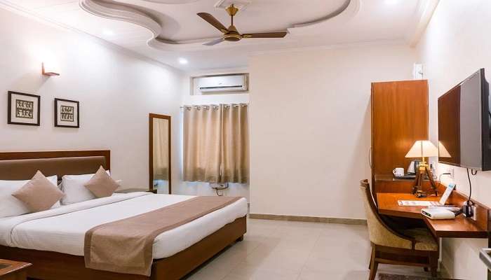 A neat and clean room in a hotel in devprayag.