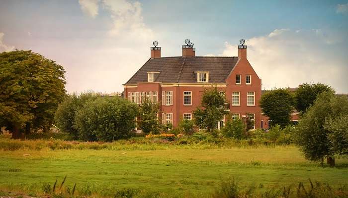 Windwhistle Manor Hote­l resides amidst the Cante­rbury region's gently rolling hills