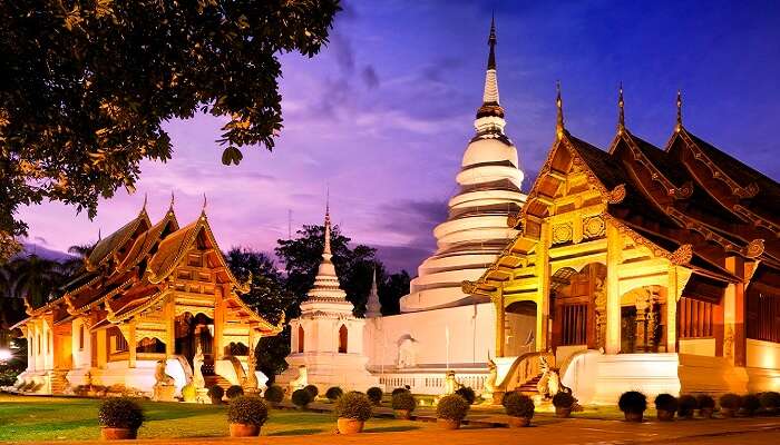 La vue nocture de Phra Singh Temple, Chiang mai