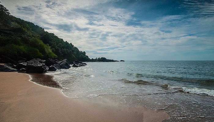 La vue de la plage de Halfmoon en Gokarna