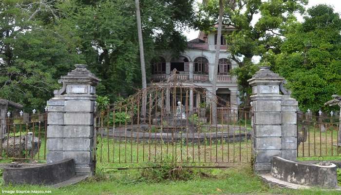 The spooky view of Herrera Mansion.