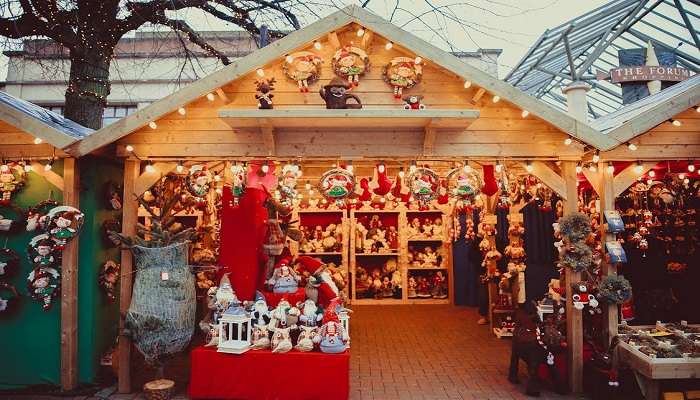 christmas market edinburgh scotland