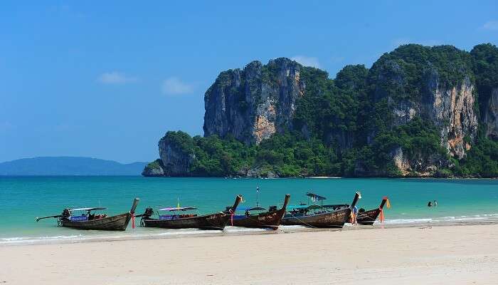 La vue des croisiers sur l'iles Krabi