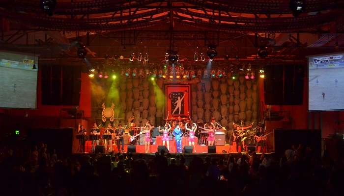 La folie musicale au bord de la rivière à Chiang Mai